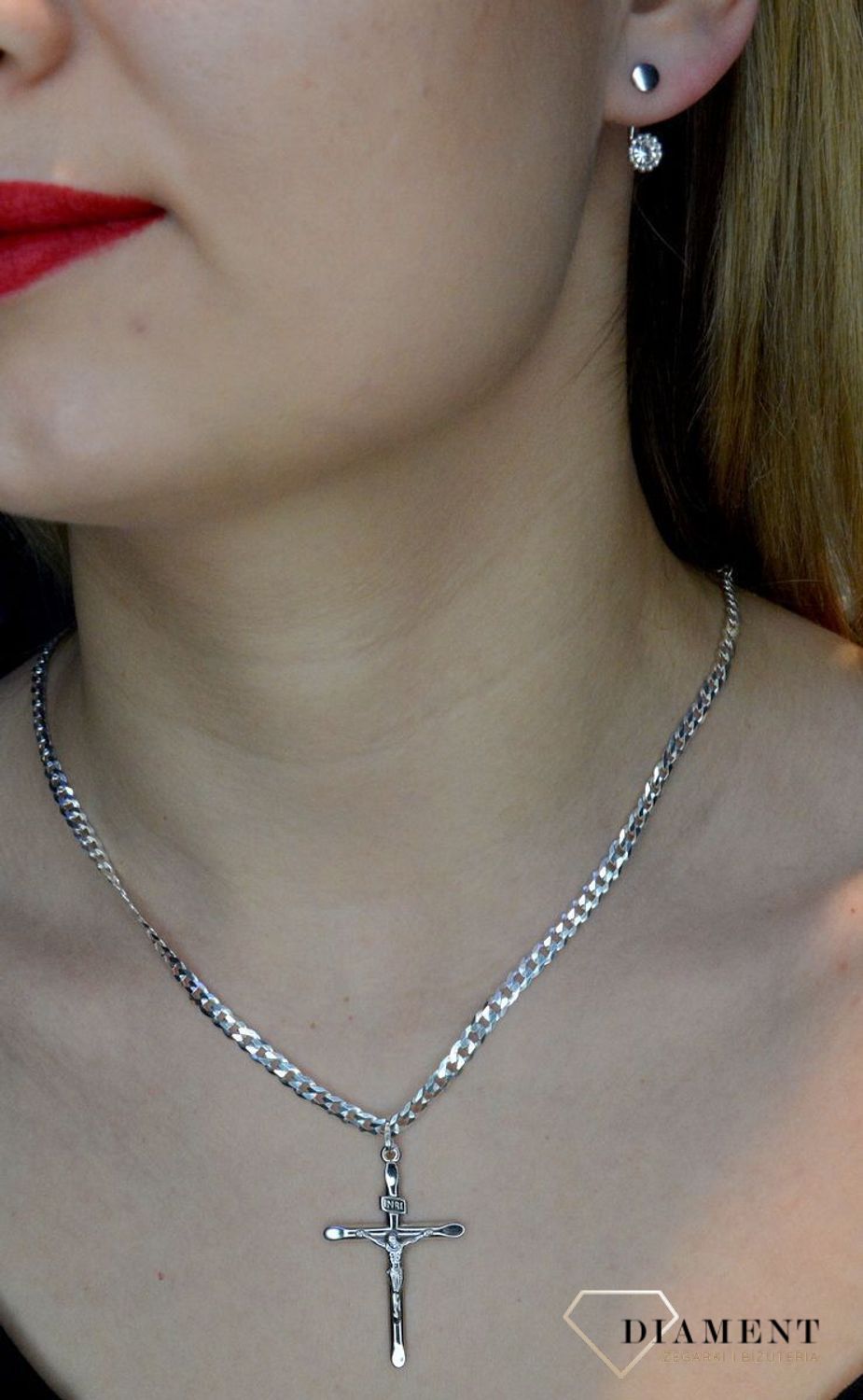 Złota zawieszka 585 krzyżyk w białym złocie z wizerunkiem Jezusa DIA-ZAW-0492-585. Krzyżyk będzie wspaniałą pamiątką i prezentem na różne okazje jak chrzest, bierzmowanie czy pierwsza komunia. Krzyżyk wykonany z próby złota 58.jpg