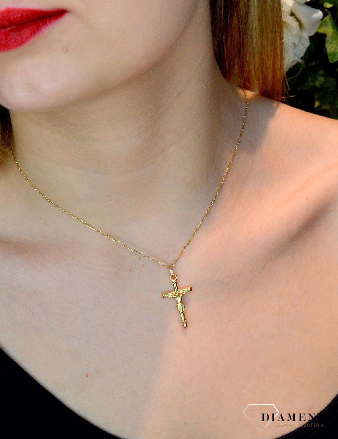 Złota zawieszka 585 krzyżyk z wizerunkiem Jezusa DIA-ZAW-0494-585. Krzyżyk będzie wspaniałą pamiątką i prezentem na różne okazje jak chrzest, bierzmowanie czy pierwsza komunia. Krzyżyk wykonany z próby złota 585. Na prezent..jpg