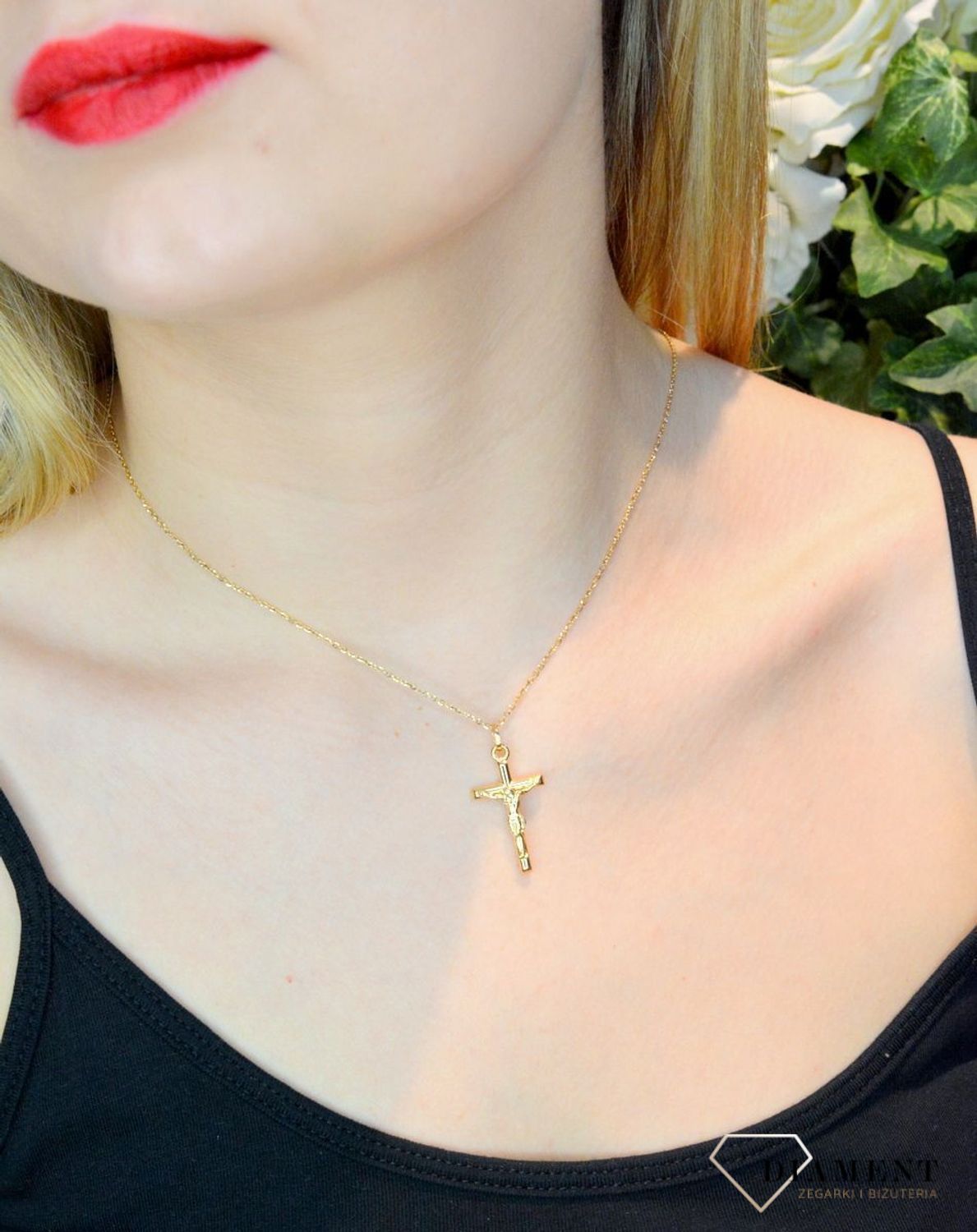 Złota zawieszka 585 krzyżyk z wizerunkiem Jezusa DIA-ZAW-0494-585. Krzyżyk będzie wspaniałą pamiątką i prezentem na różne okazje jak chrzest, bierzmowanie czy pierwsza komunia. Krzyżyk wykonany z próby złota 585. Na prezent..jpg