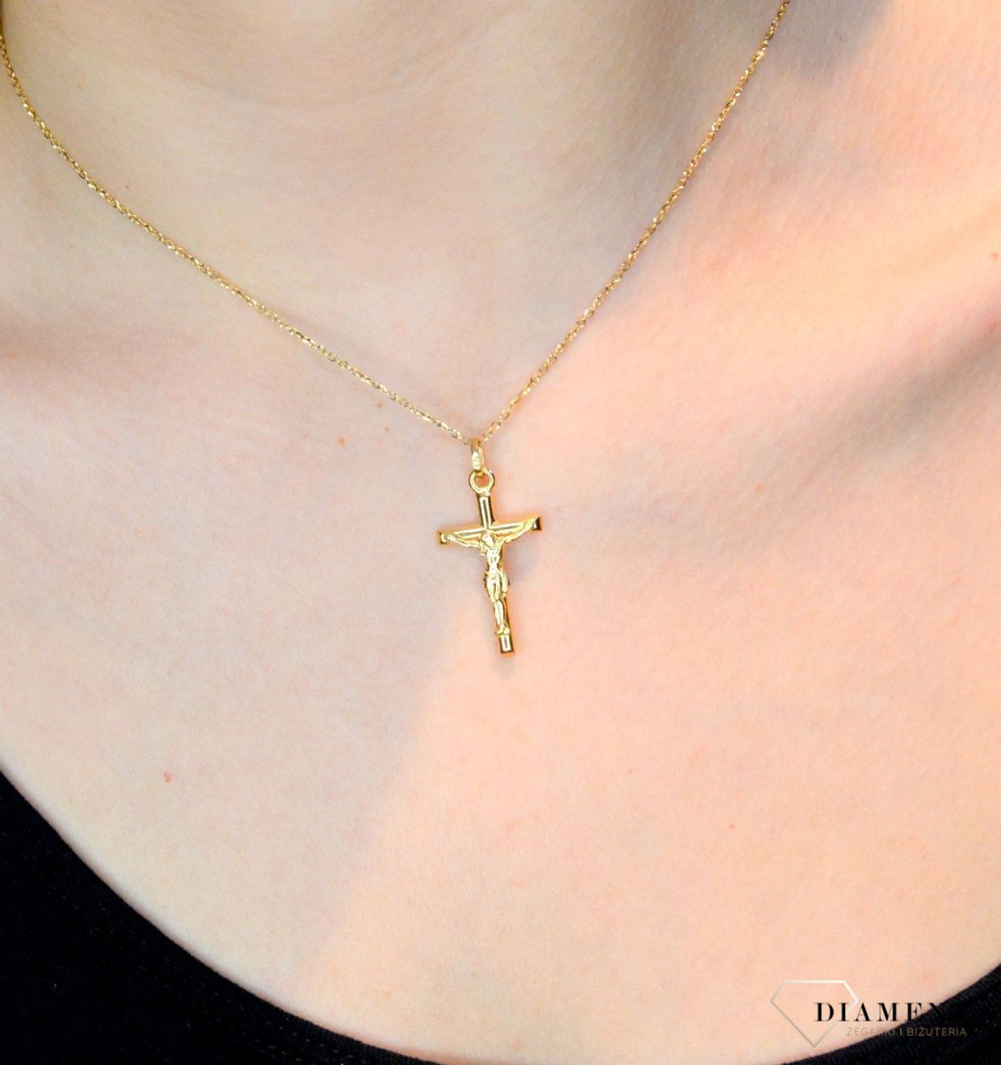 Złota zawieszka 585 krzyżyk z wizerunkiem Jezusa DIA-ZAW-0494-585. Krzyżyk będzie wspaniałą pamiątką i prezentem na różne okazje jak chrzest, bierzmowanie czy pierwsza komunia. Krzyżyk wykonany z próby złota 585. Na prezent..jpg