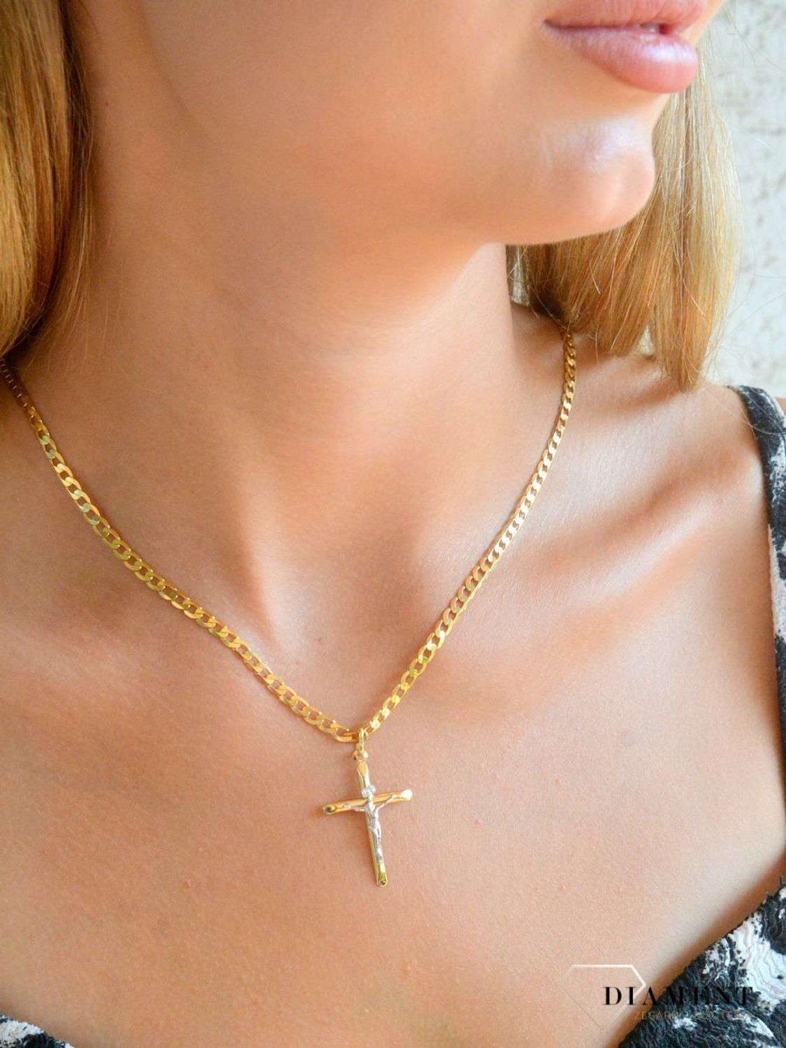 Zawieszka złota 585 Złoty krzyżyk z żółtego i białego złota z wizerunkiem Pana Jezusa DIA-ZAW-0495.jpg