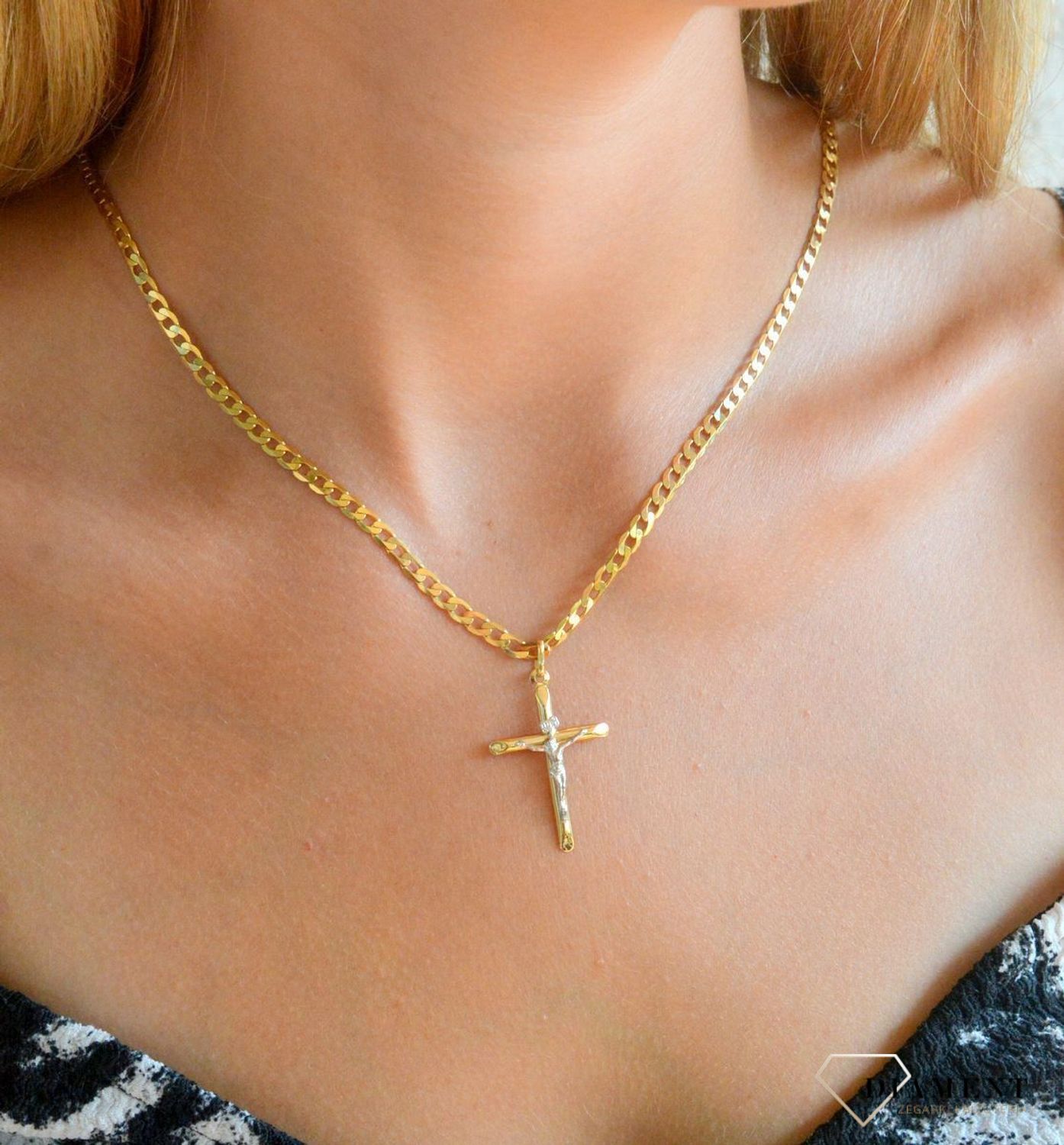 Zawieszka złota 585 Złoty krzyżyk z żółtego i białego złota z wizerunkiem Pana Jezusa DIA-ZAW-0495.jpg