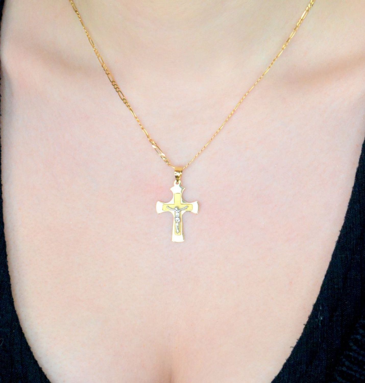 Zawieszka złoty krzyż z wizerunkiem Jezusa próba 585, DIA-ZAW-0496-585 Złoty wisiorek krzyżyk, wykonany z żółtego i białego złota. Biżuteria sakralna. 1.jpg