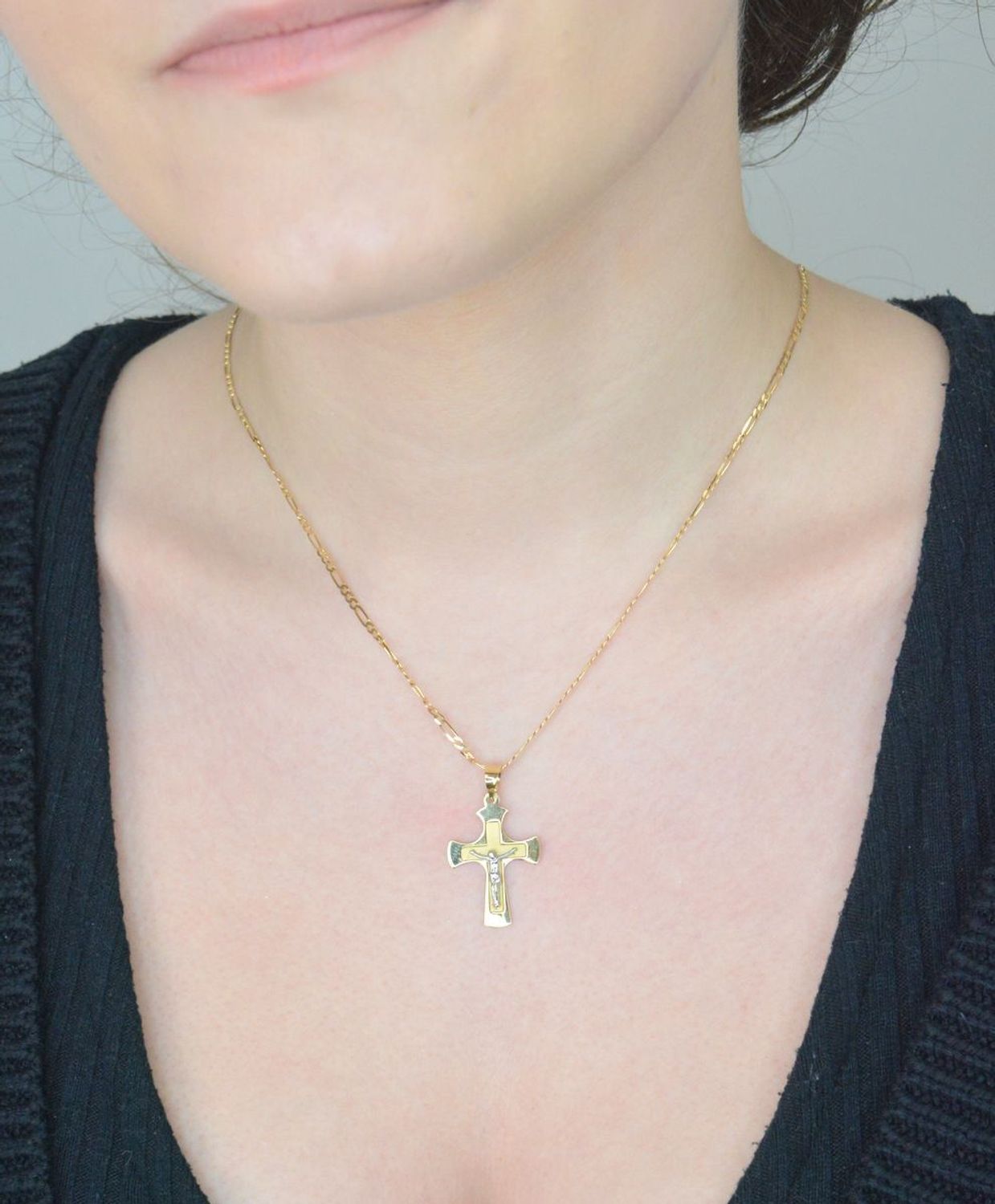 Zawieszka złoty krzyż z wizerunkiem Jezusa próba 585, DIA-ZAW-0496-585 Złoty wisiorek krzyżyk, wykonany z żółtego i białego złota. Biżuteria sakralna. 1.jpg