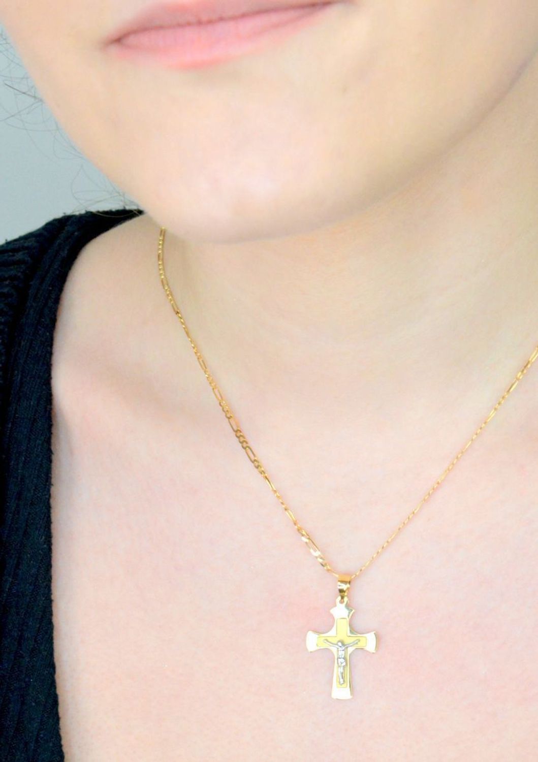 Zawieszka złoty krzyż z wizerunkiem Jezusa próba 585, DIA-ZAW-0496-585 Złoty wisiorek krzyżyk, wykonany z żółtego i białego złota. Biżuteria sakralna. 1.jpg