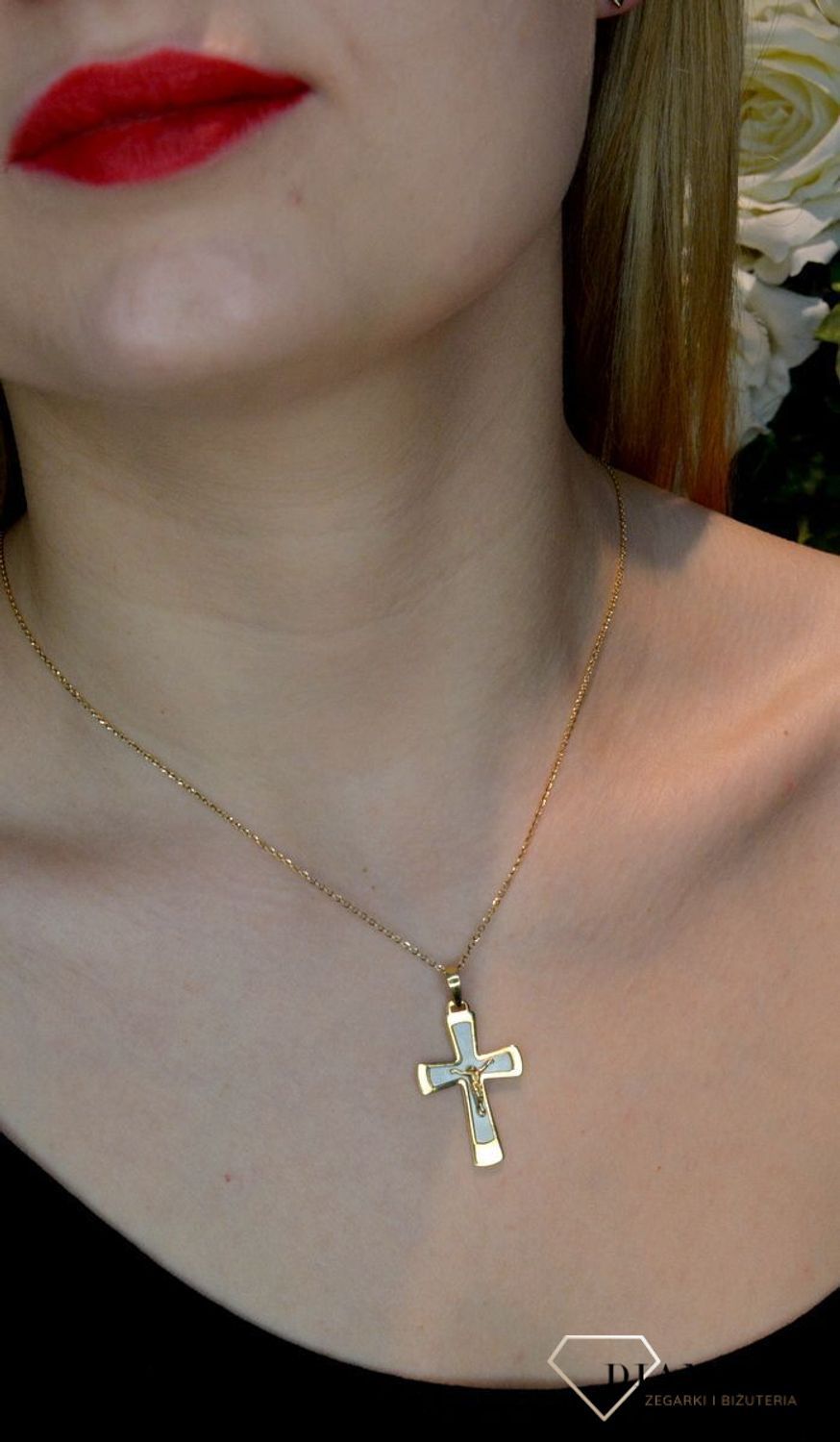 Złota zawieszka 585 krzyżyk białe złoto z wizerunkiem Jezusa DIA-ZAW-0498-585.  Krzyżyk będzie wspaniałą pamiątką i prezentem na różne okazje jak chrzest, bierzmowanie czy pierwsza komunia. Krzyżyk wykonany z próby złota 585..jpg