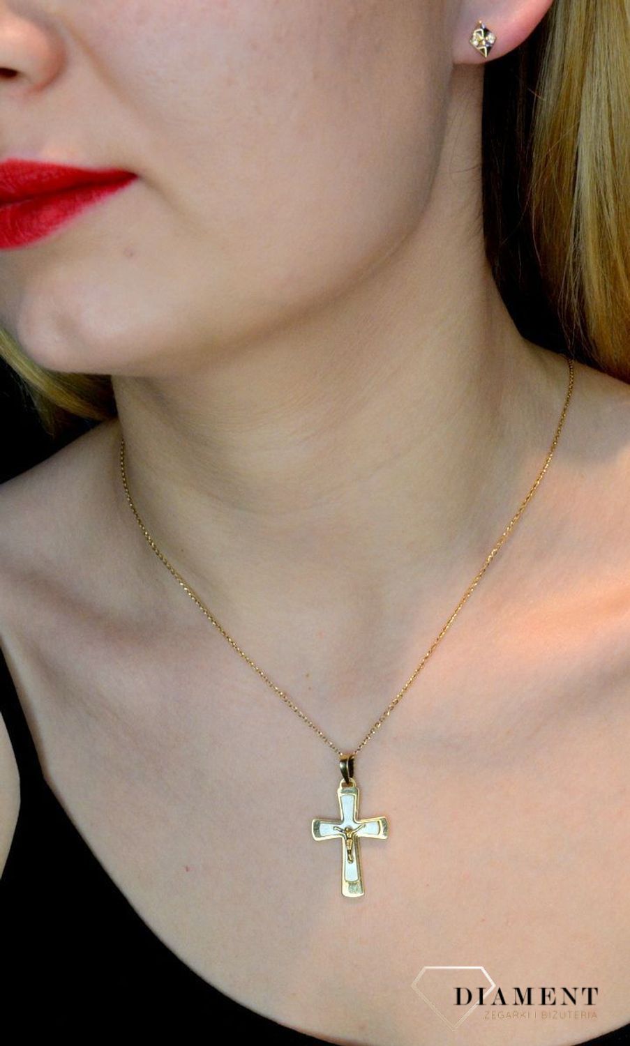 Złota zawieszka 585 krzyżyk białe złoto z wizerunkiem Jezusa DIA-ZAW-0498-585.  Krzyżyk będzie wspaniałą pamiątką i prezentem na różne okazje jak chrzest, bierzmowanie czy pierwsza komunia. Krzyżyk wykonany z próby złota 585..jpg