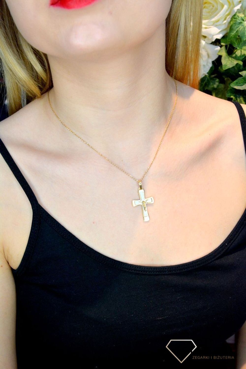 Złota zawieszka 585 krzyżyk białe złoto z wizerunkiem Jezusa DIA-ZAW-0498-585.  Krzyżyk będzie wspaniałą pamiątką i prezentem na różne okazje jak chrzest, bierzmowanie czy pierwsza komunia. Krzyżyk wykonany z próby złota 585..jpg