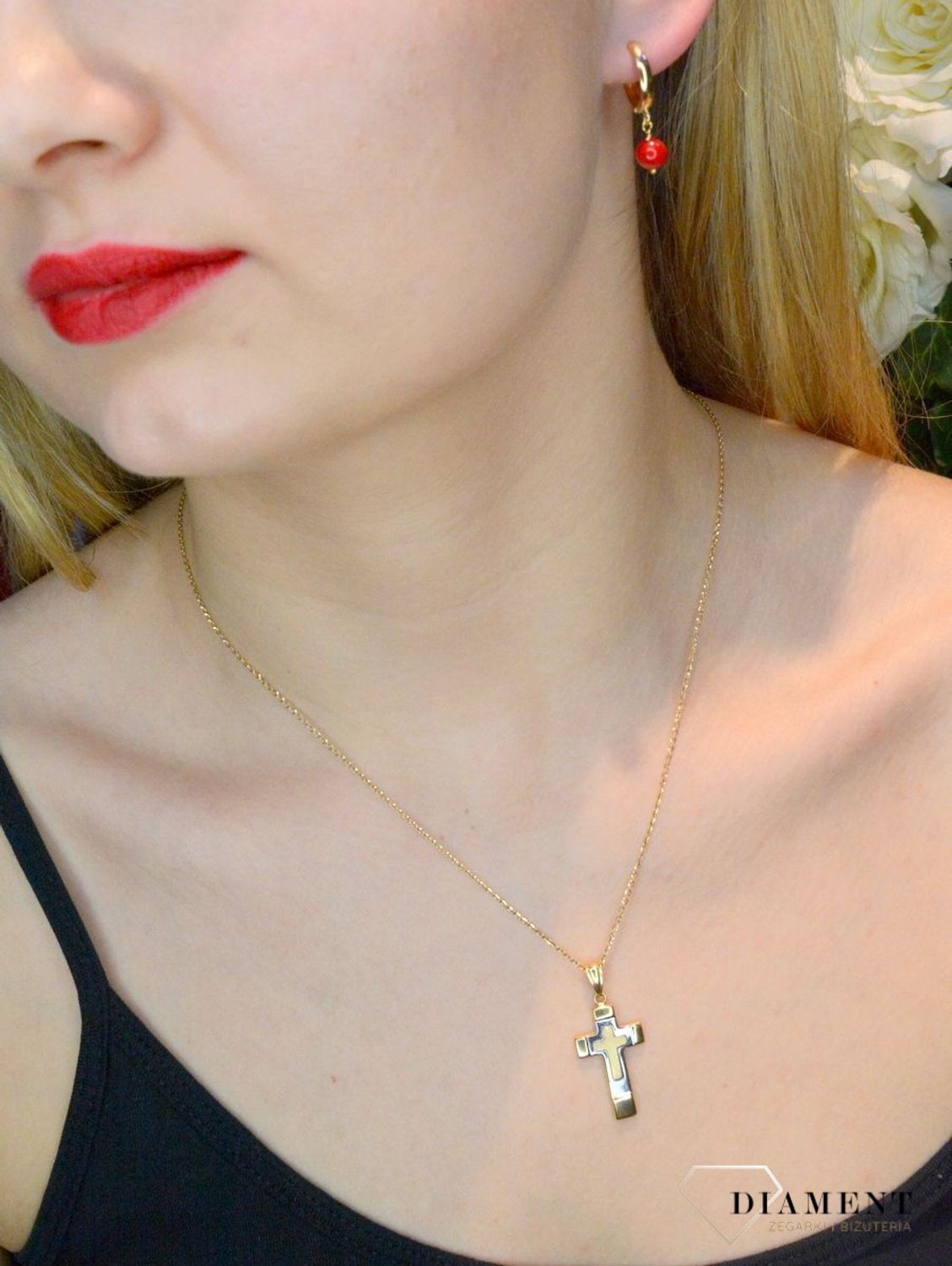 Złota zawieszka 585 krzyżyk białe złoto DIA-ZAW-0502-585.  Krzyżyk będzie wspaniałą pamiątką i prezentem na różne okazje jak chrzest, bierzmowanie czy pierwsza komunia. Krzyżyk wykonany z próby złota 585. Na prezent..jpg