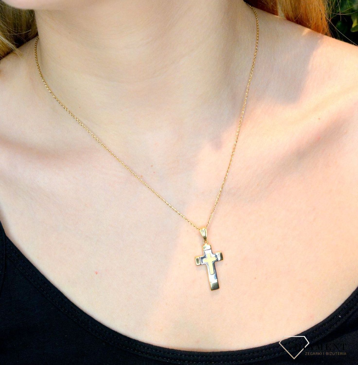 Złota zawieszka 585 krzyżyk białe złoto DIA-ZAW-0502-585.  Krzyżyk będzie wspaniałą pamiątką i prezentem na różne okazje jak chrzest, bierzmowanie czy pierwsza komunia. Krzyżyk wykonany z próby złota 585. Na prezent..jpg