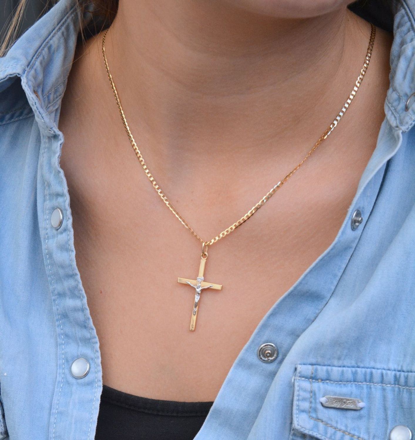 Złota zawieszka na łańcuszek krzyżyk z białym wizerunkiem DIA-ZAW-0503-585. Złoty wisiorek krzyżyk z wizerunkiem Pana Jezusa to biżuteria sakralna, która sprawdzi się jako prezent na takie okazje jak chrzest, bierzmowanie czy.jpg