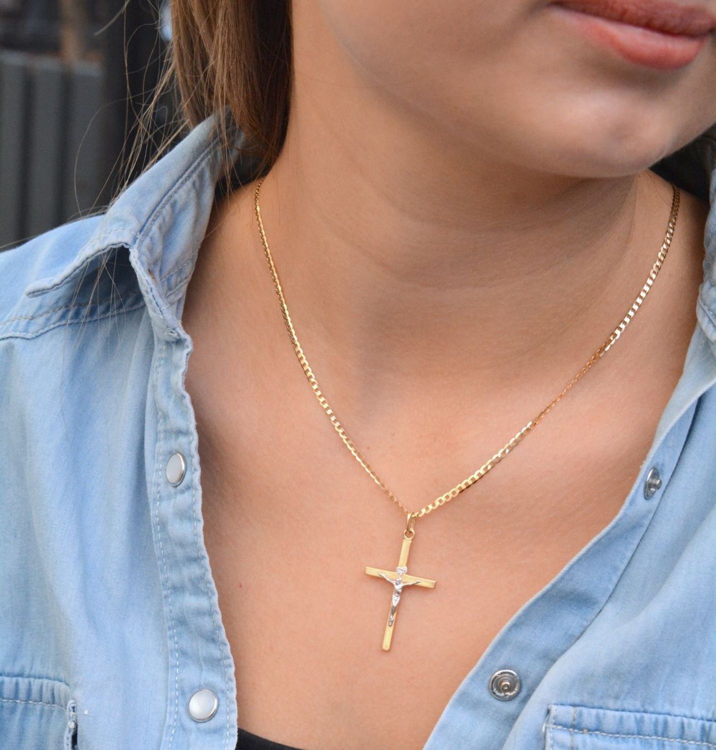 Złota zawieszka na łańcuszek krzyżyk z białym wizerunkiem DIA-ZAW-0503-585. Złoty wisiorek krzyżyk z wizerunkiem Pana Jezusa to biżuteria sakralna, która sprawdzi się jako prezent na takie okazje jak chrzest, bierzmowanie czy.jpg