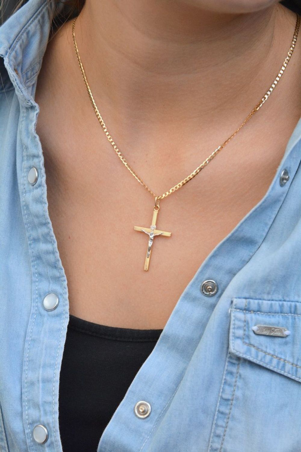 Złota zawieszka na łańcuszek krzyżyk z białym wizerunkiem DIA-ZAW-0503-585. Złoty wisiorek krzyżyk z wizerunkiem Pana Jezusa to biżuteria sakralna, która sprawdzi się jako prezent na takie okazje jak chrzest, bierzmowanie czy.jpg