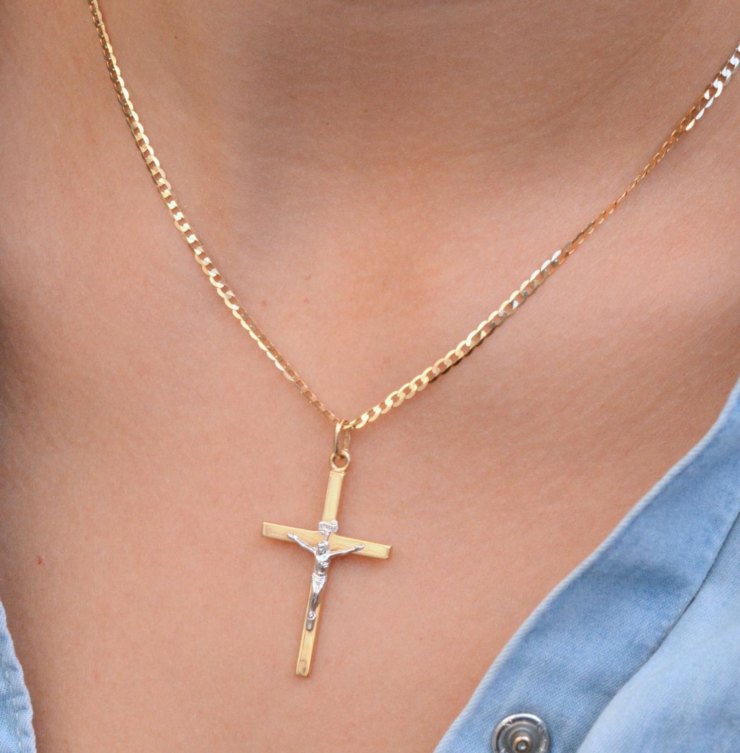 Złota zawieszka na łańcuszek krzyżyk z białym wizerunkiem DIA-ZAW-0503-585. Złoty wisiorek krzyżyk z wizerunkiem Pana Jezusa to biżuteria sakralna, która sprawdzi się jako prezent na takie okazje jak chrzest, bierzmowanie czy.jpg