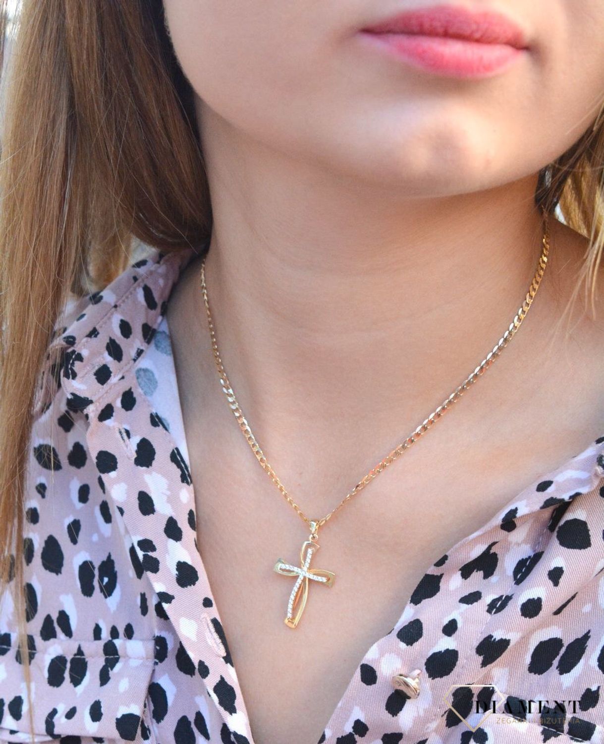 Złota zawieszka na łańcuszek krzyżyk z cyrkoniami DIA-ZAW-0506-585. Złoty wisiorek krzyżyk to biżuteria sakralna, która sprawdzi się jako prezent na takie okazje jak chrzest, bierzmowanie czy komunia..jpg