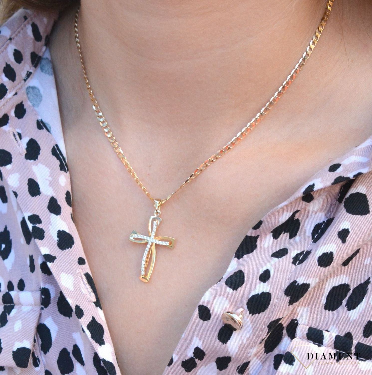 Złota zawieszka na łańcuszek krzyżyk z cyrkoniami DIA-ZAW-0506-585. Złoty wisiorek krzyżyk to biżuteria sakralna, która sprawdzi się jako prezent na takie okazje jak chrzest, bierzmowanie czy komunia..jpg