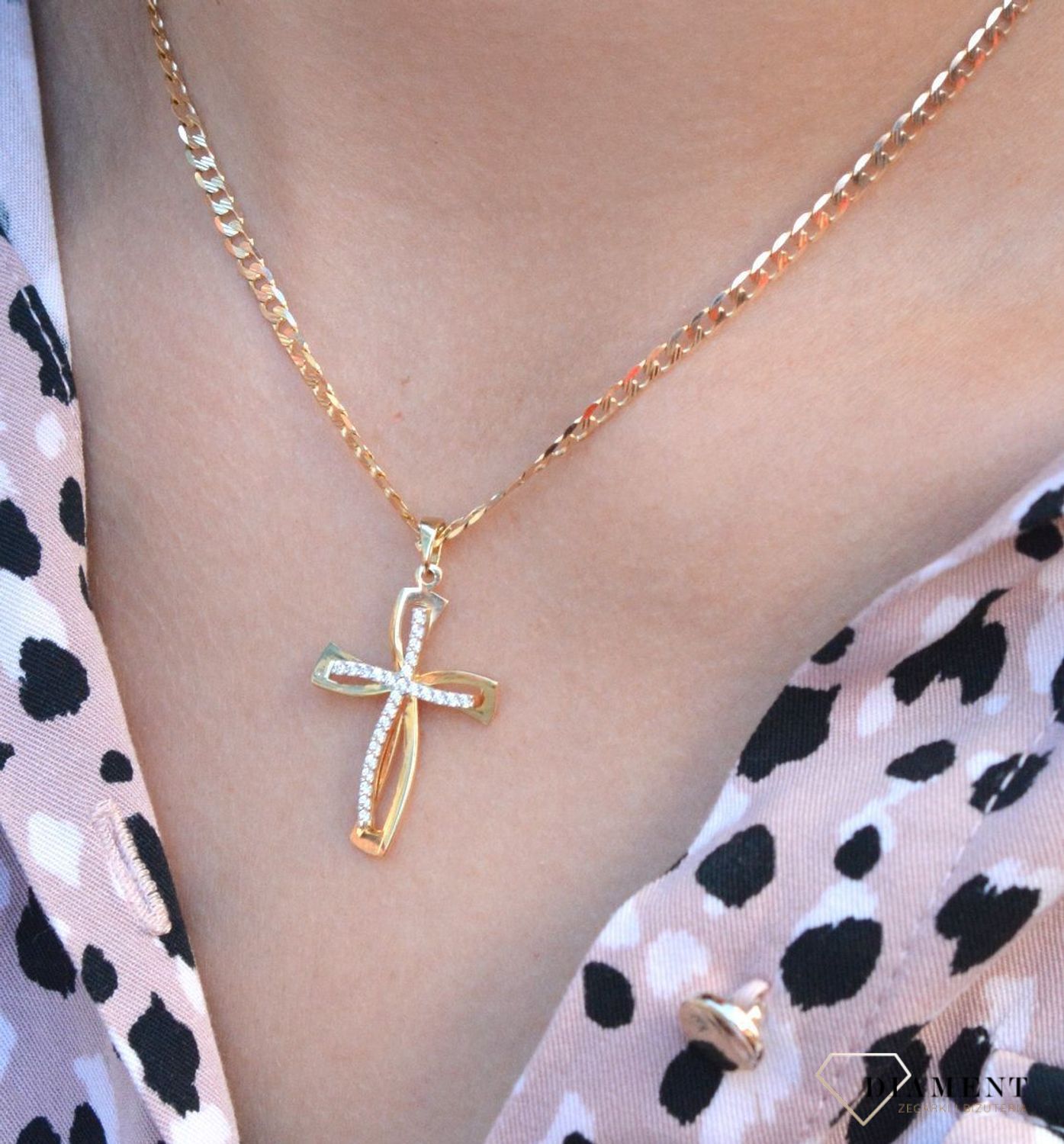 Złota zawieszka na łańcuszek krzyżyk z cyrkoniami DIA-ZAW-0506-585. Złoty wisiorek krzyżyk to biżuteria sakralna, która sprawdzi się jako prezent na takie okazje jak chrzest, bierzmowanie czy komunia..jpg