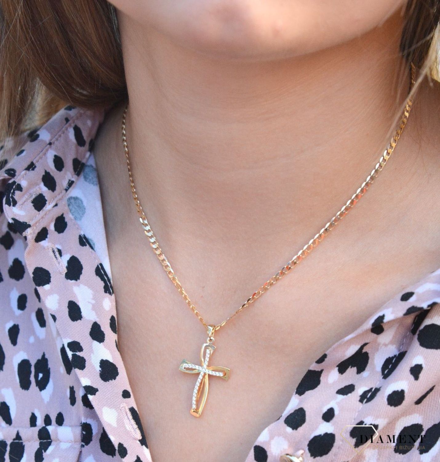 Złota zawieszka na łańcuszek krzyżyk z cyrkoniami DIA-ZAW-0506-585. Złoty wisiorek krzyżyk to biżuteria sakralna, która sprawdzi się jako prezent na takie okazje jak chrzest, bierzmowanie czy komunia..jpg