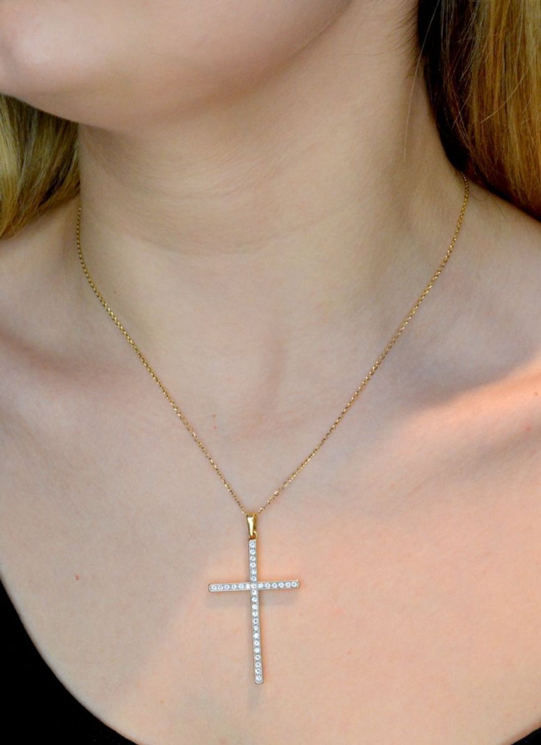 Złota zawieszka 585 krzyżyk z cyrkoniami DIA-ZAW-0508-585. Krzyżyk będzie wspaniałą pamiątką i prezentem na różne okazje jak chrzest, bierzmowanie czy pierwsza komunia. Krzyżyk wykonany z próby złota 585. Na prezent..jpg