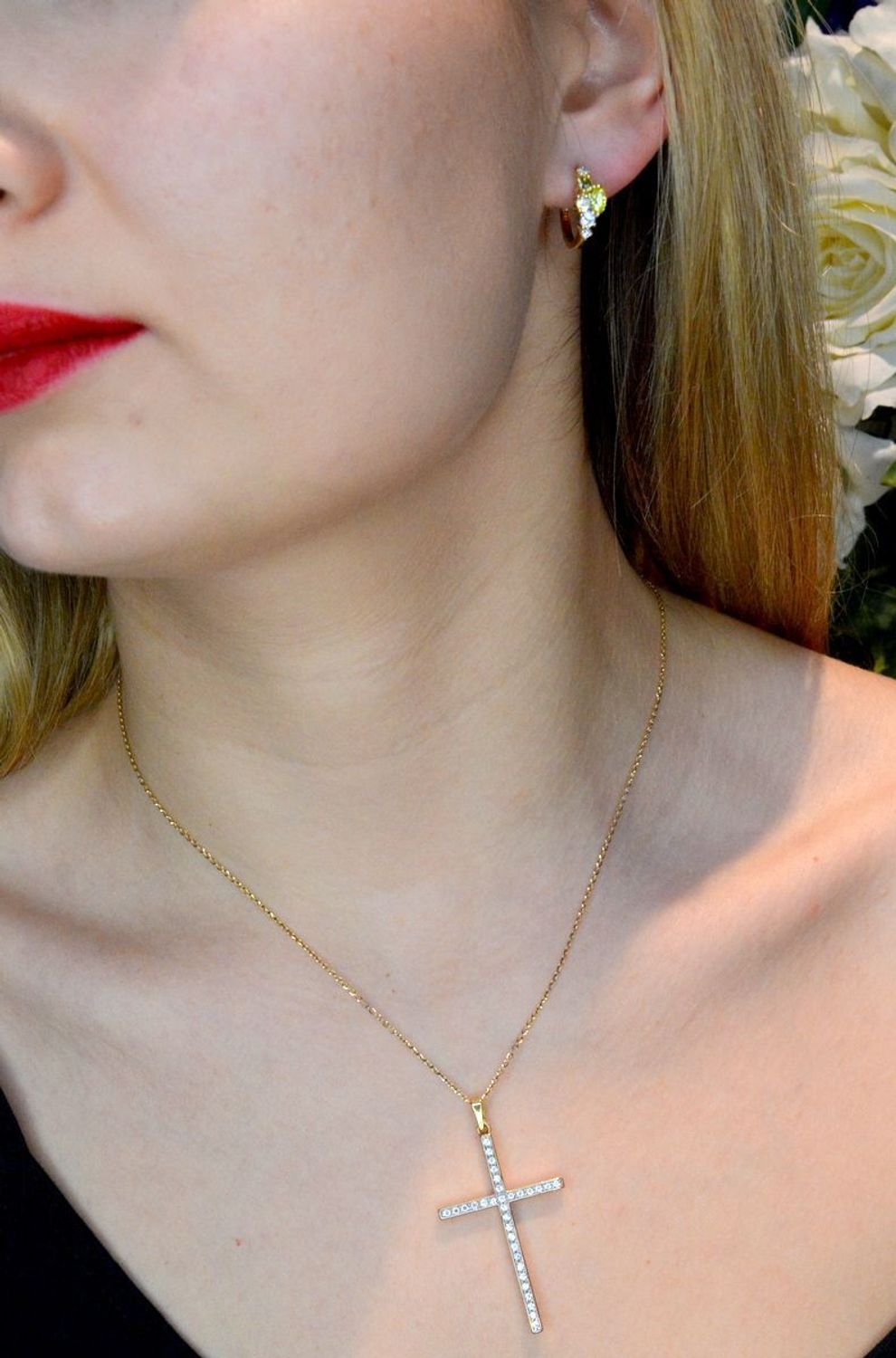 Złota zawieszka 585 krzyżyk z cyrkoniami DIA-ZAW-0508-585. Krzyżyk będzie wspaniałą pamiątką i prezentem na różne okazje jak chrzest, bierzmowanie czy pierwsza komunia. Krzyżyk wykonany z próby złota 585. Na prezent..jpg