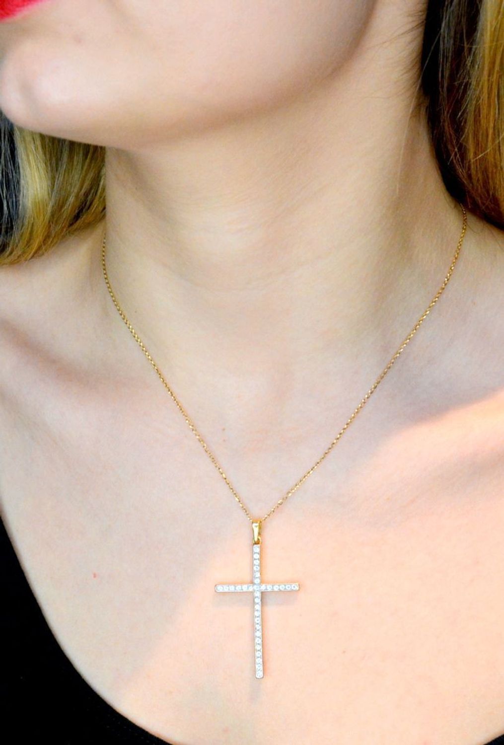 Złota zawieszka 585 krzyżyk z cyrkoniami DIA-ZAW-0508-585. Krzyżyk będzie wspaniałą pamiątką i prezentem na różne okazje jak chrzest, bierzmowanie czy pierwsza komunia. Krzyżyk wykonany z próby złota 585. Na prezent..jpg