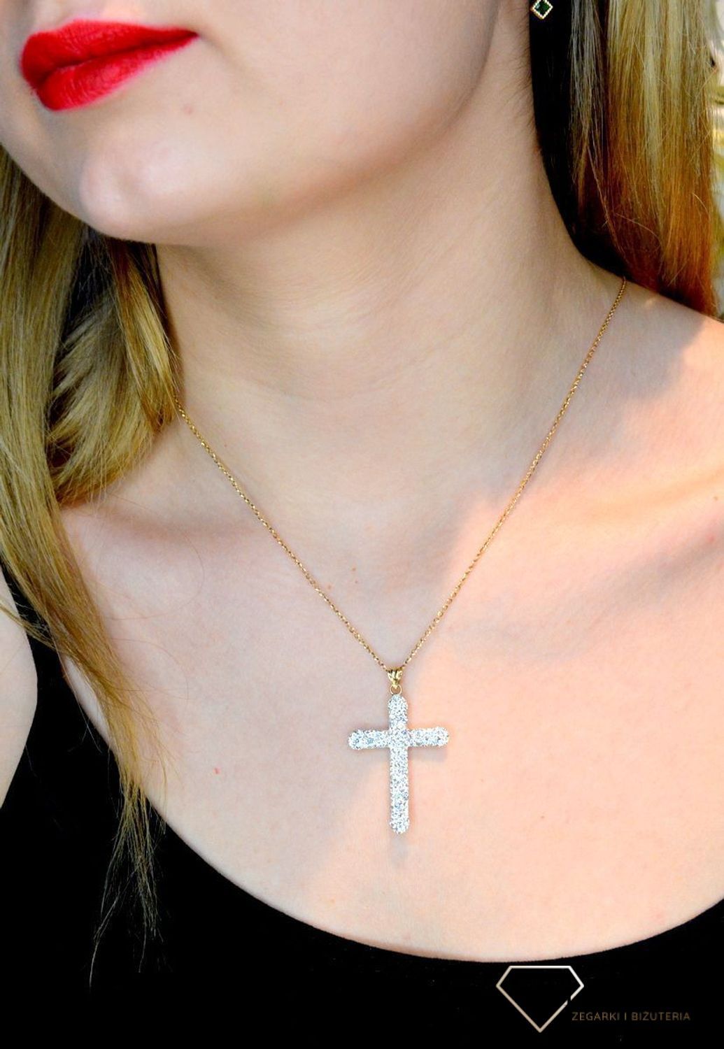Złota zawieszka krzyżyk 585 kryształki Swarovskiego DIA-ZAW-0512-585. Krzyżyk będzie wspaniałą pamiątką i prezentem na różne okazje jak chrzest, bierzmowanie czy pierwsza komunia. Krzyżyk wykonany z próby złota 585. Krzyżyk z.jpg