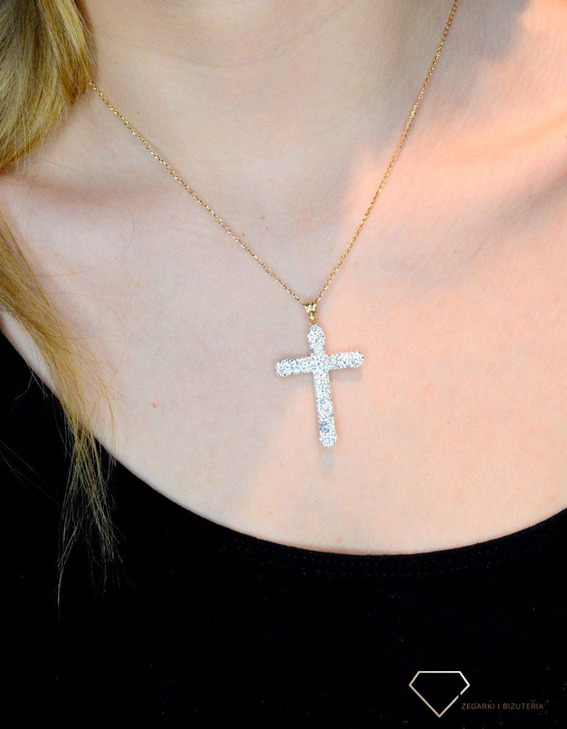 Złota zawieszka krzyżyk 585 kryształki Swarovskiego DIA-ZAW-0512-585. Krzyżyk będzie wspaniałą pamiątką i prezentem na różne okazje jak chrzest, bierzmowanie czy pierwsza komunia. Krzyżyk wykonany z próby złota 585. Krzyżyk z.jpg