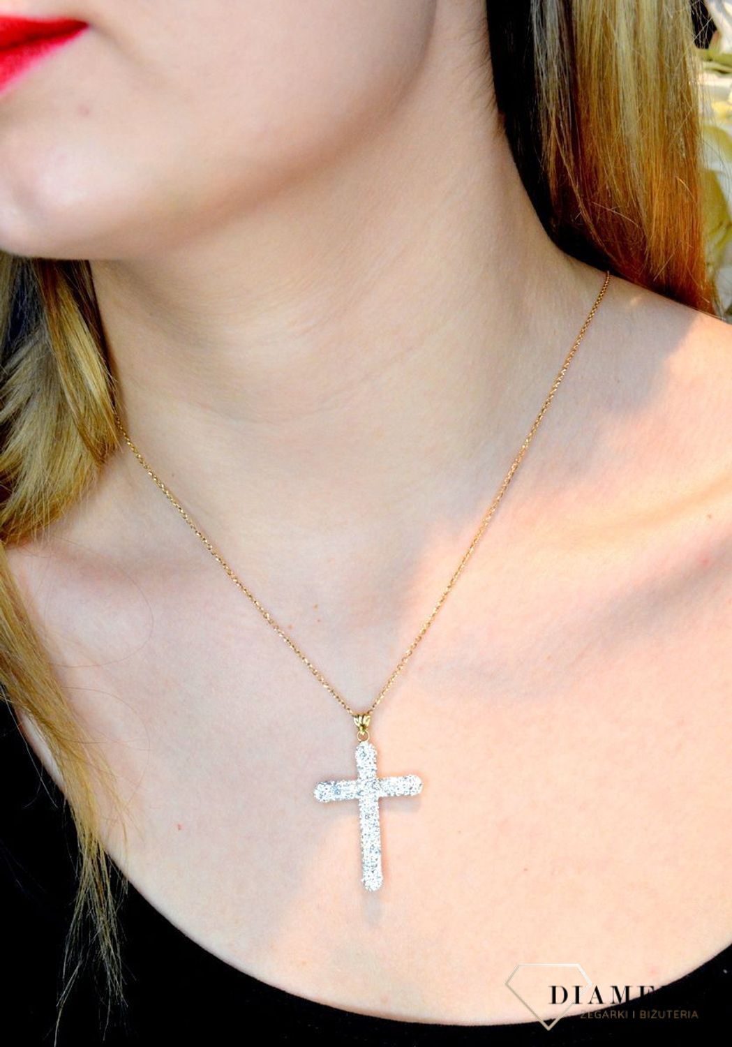 Złota zawieszka krzyżyk 585 kryształki Swarovskiego DIA-ZAW-0512-585. Krzyżyk będzie wspaniałą pamiątką i prezentem na różne okazje jak chrzest, bierzmowanie czy pierwsza komunia. Krzyżyk wykonany z próby złota 585. Krzyżyk z.jpg