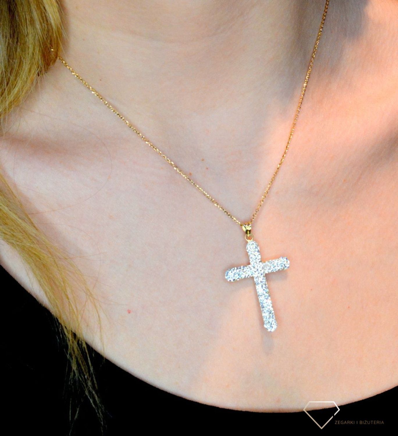 Złota zawieszka krzyżyk 585 kryształki Swarovskiego DIA-ZAW-0512-585. Krzyżyk będzie wspaniałą pamiątką i prezentem na różne okazje jak chrzest, bierzmowanie czy pierwsza komunia. Krzyżyk wykonany z próby złota 585. Krzyżyk z.jpg