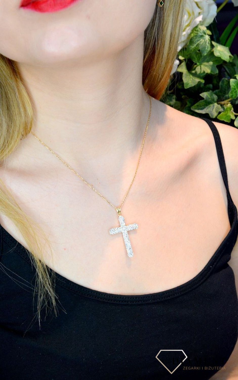 Złota zawieszka krzyżyk 585 kryształki Swarovskiego DIA-ZAW-0512-585. Krzyżyk będzie wspaniałą pamiątką i prezentem na różne okazje jak chrzest, bierzmowanie czy pierwsza komunia. Krzyżyk wykonany z próby złota 585. Krzyżyk z.jpg