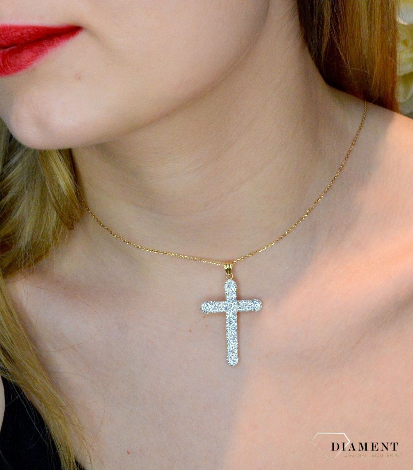 Złota zawieszka krzyżyk 585 kryształki Swarovskiego DIA-ZAW-0512-585. Krzyżyk będzie wspaniałą pamiątką i prezentem na różne okazje jak chrzest, bierzmowanie czy pierwsza komunia. Krzyżyk wykonany z próby złota 585. Krzyżyk z.jpg