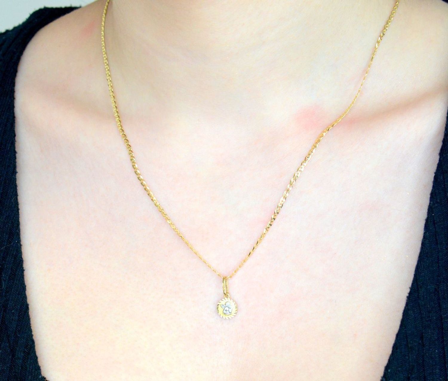 Zawieszka złota medalik z aniołkiem, próba 585 DIA-ZAW-0515-585. Medalik dla dziecka. Medalik na chrzest. Medalik złoty na komunię. Złoty aniołek zawieszka. Złota zawieszka.1.jpg