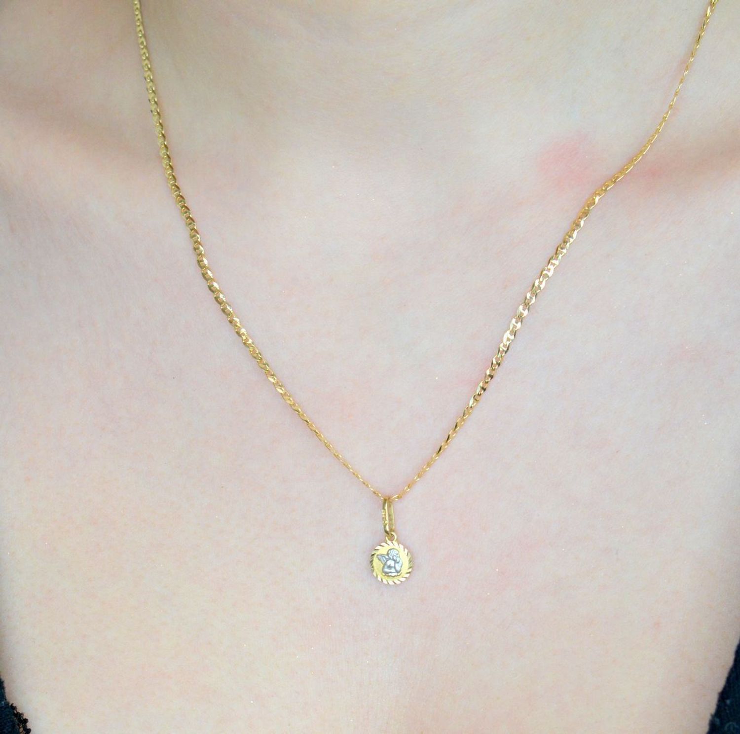 Zawieszka złota medalik z aniołkiem, próba 585 DIA-ZAW-0515-585. Medalik dla dziecka. Medalik na chrzest. Medalik złoty na komunię. Złoty aniołek zawieszka. Złota zawieszka.1.jpg