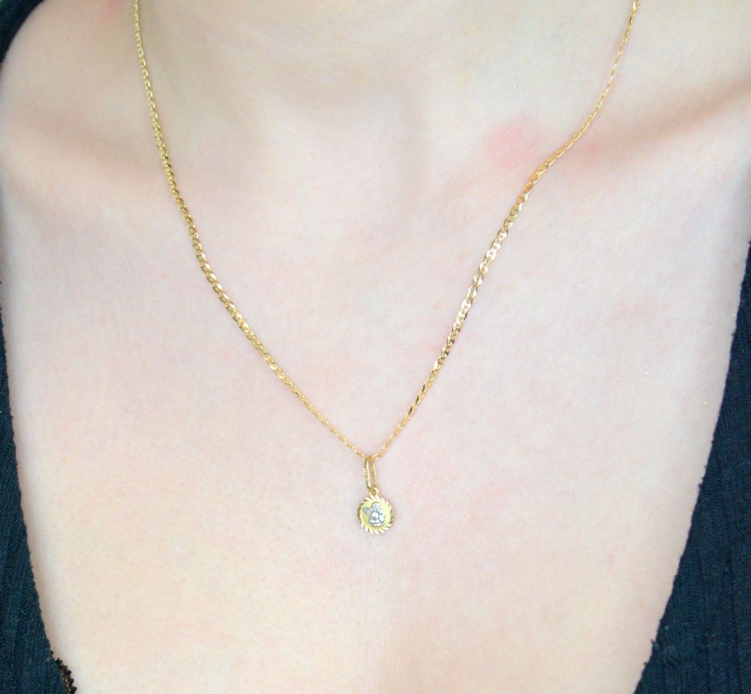 Zawieszka złota medalik z aniołkiem, próba 585 DIA-ZAW-0515-585. Medalik dla dziecka. Medalik na chrzest. Medalik złoty na komunię. Złoty aniołek zawieszka. Złota zawieszka.1.jpg