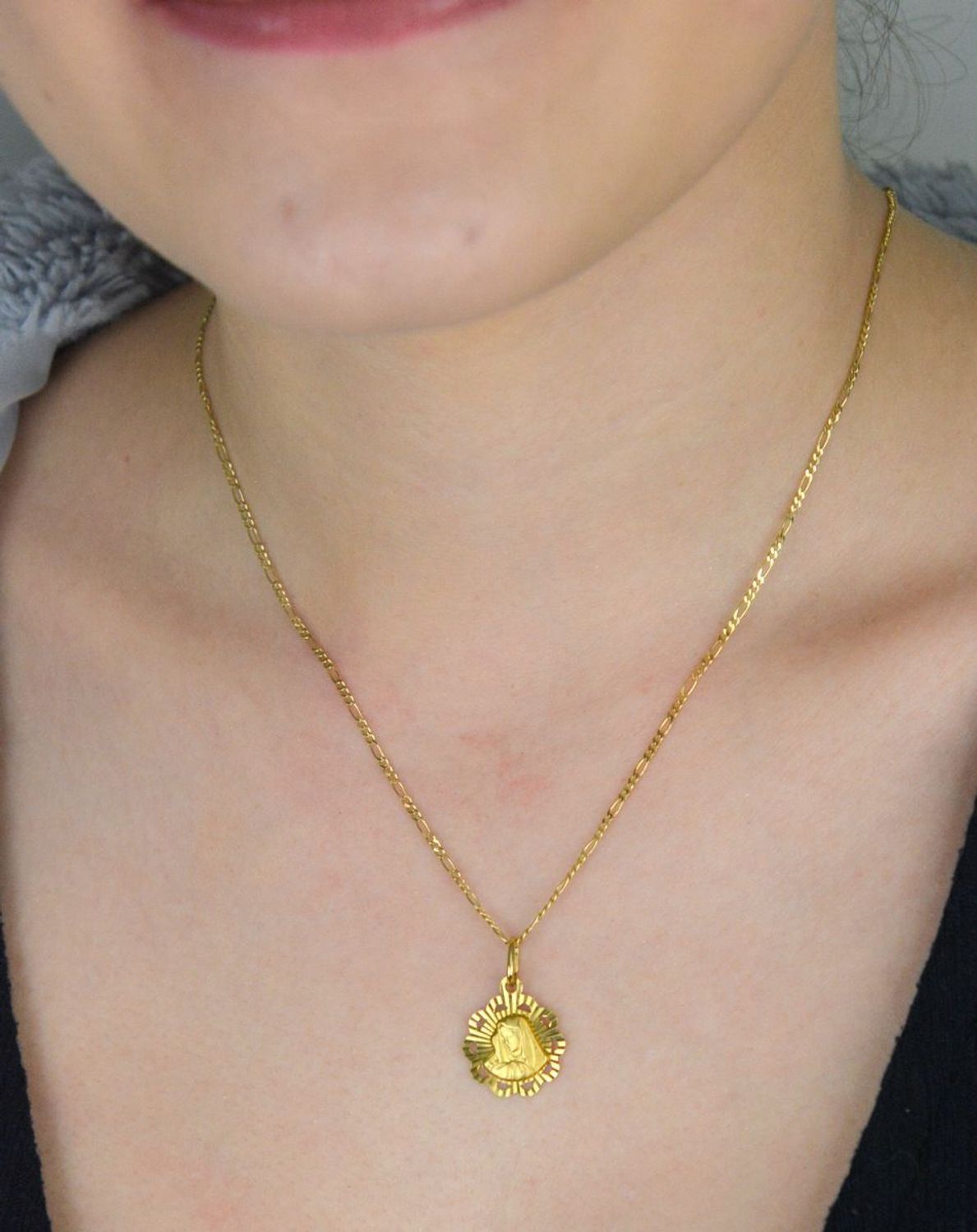 Zawieszka złota Medalik Matka Boska pr 585, DIA-ZAW-0518-585  Złota zawieszka 585 medalik z Matką Boską. Medalik będący wspaniałą pamiątką i prezentem z okazji chrztu, komunii 1..jpg