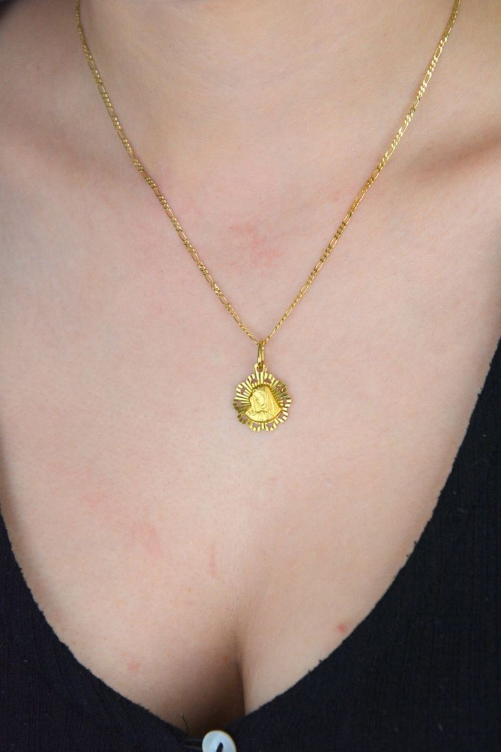 Zawieszka złota Medalik Matka Boska pr 585, DIA-ZAW-0518-585  Złota zawieszka 585 medalik z Matką Boską. Medalik będący wspaniałą pamiątką i prezentem z okazji chrztu, komunii 1..jpg