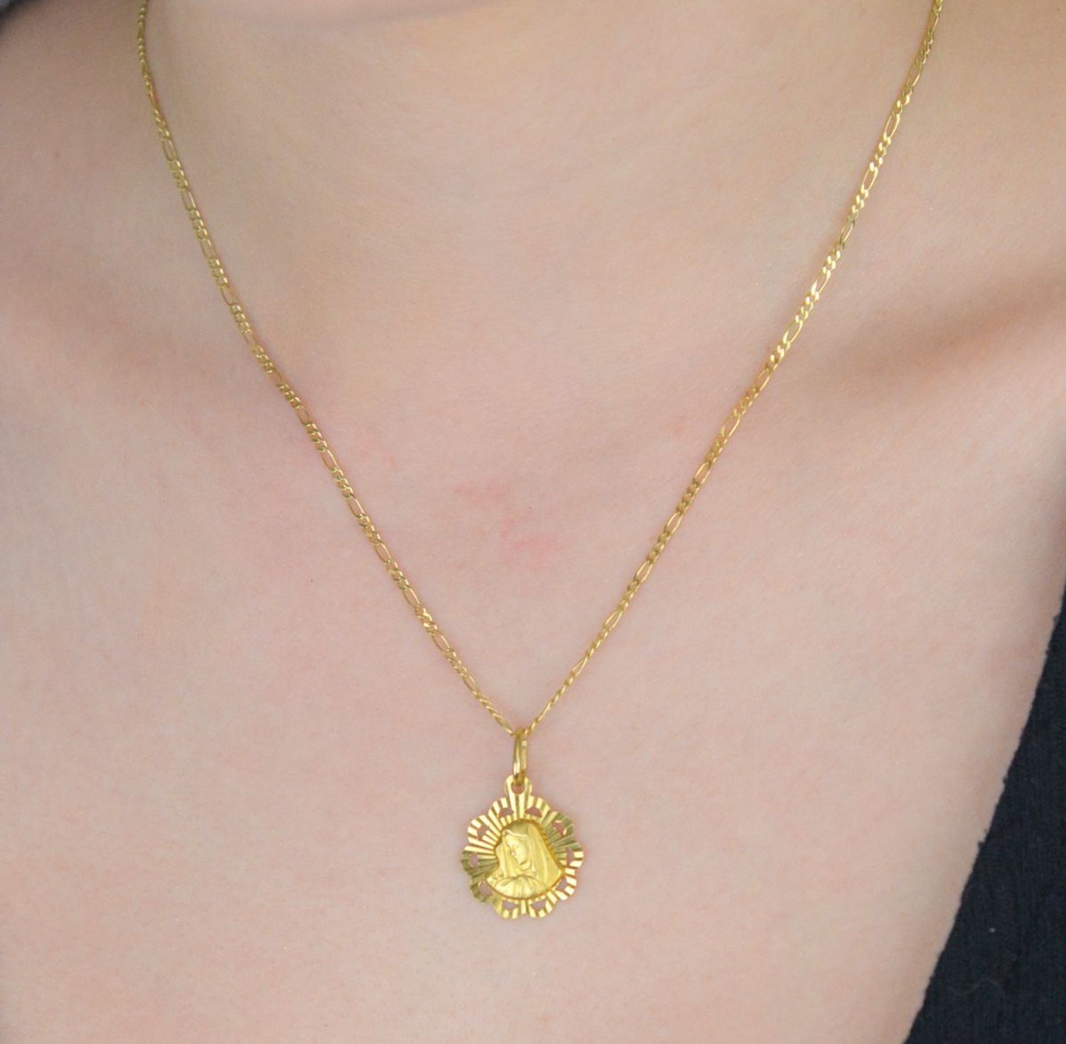 Zawieszka złota Medalik Matka Boska pr 585, DIA-ZAW-0518-585  Złota zawieszka 585 medalik z Matką Boską. Medalik będący wspaniałą pamiątką i prezentem z okazji chrztu, komunii 1..jpg