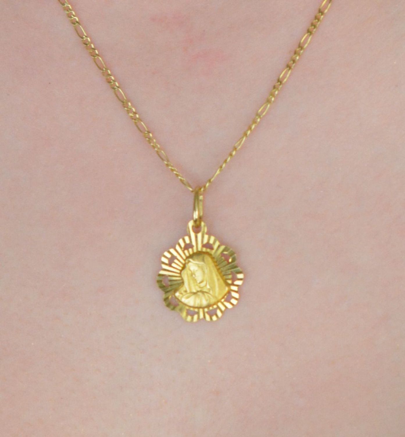 Zawieszka złota Medalik Matka Boska pr 585, DIA-ZAW-0518-585  Złota zawieszka 585 medalik z Matką Boską. Medalik będący wspaniałą pamiątką i prezentem z okazji chrztu, komunii 1..jpg