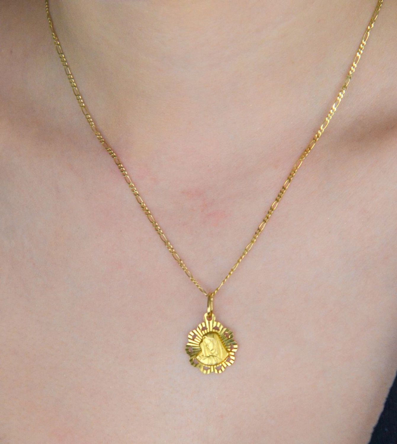 Zawieszka złota Medalik Matka Boska pr 585, DIA-ZAW-0518-585  Złota zawieszka 585 medalik z Matką Boską. Medalik będący wspaniałą pamiątką i prezentem z okazji chrztu, komunii 1..jpg