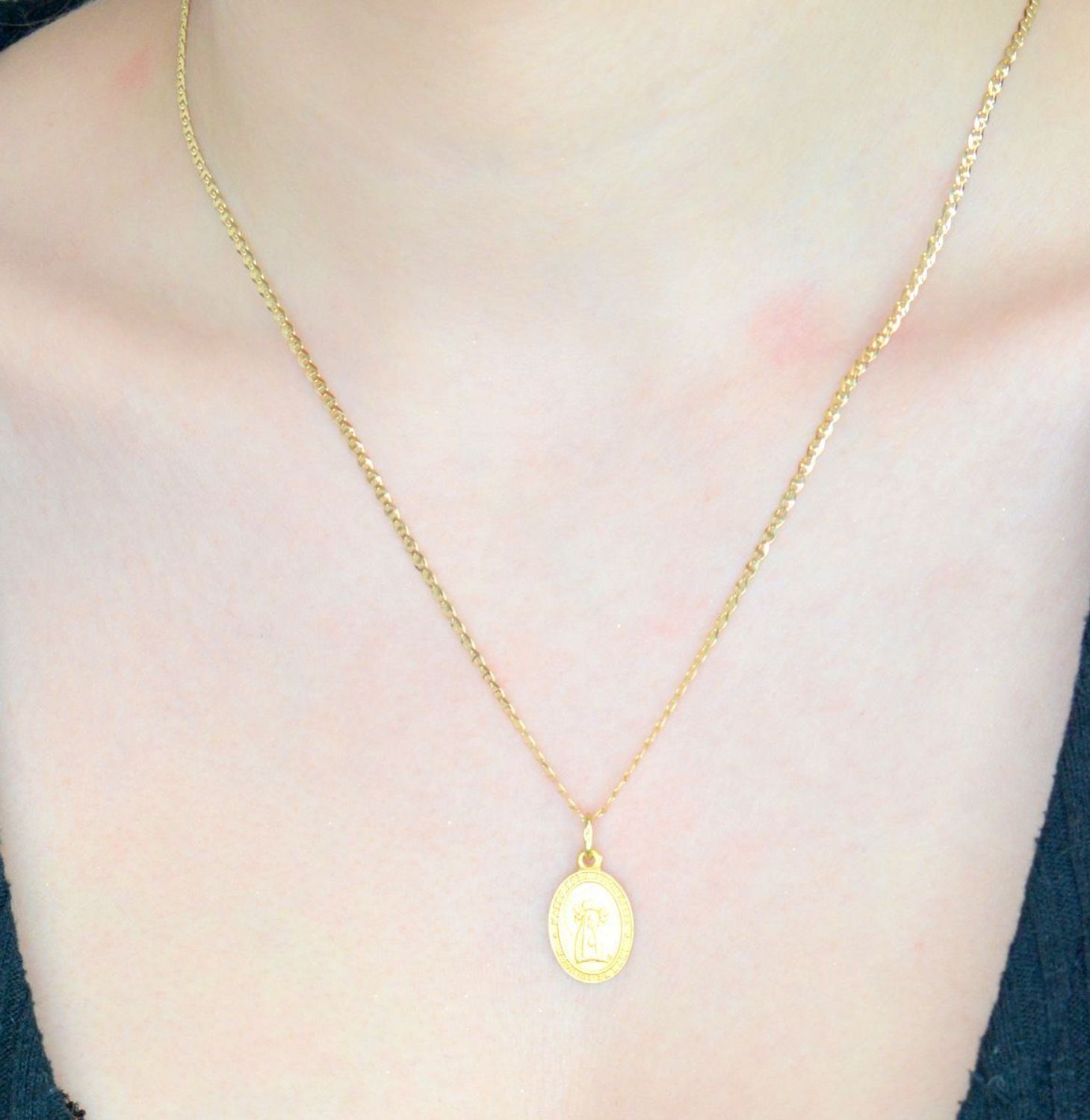 Zawieszka złota medalik Matka Boża Licheńska, pr 585 DIA-ZAW-0520-585. Medalik Bolesna Królowa Polski. Złoty medalik z Matką Boską. Medalik na chrzest czy 1.jpg