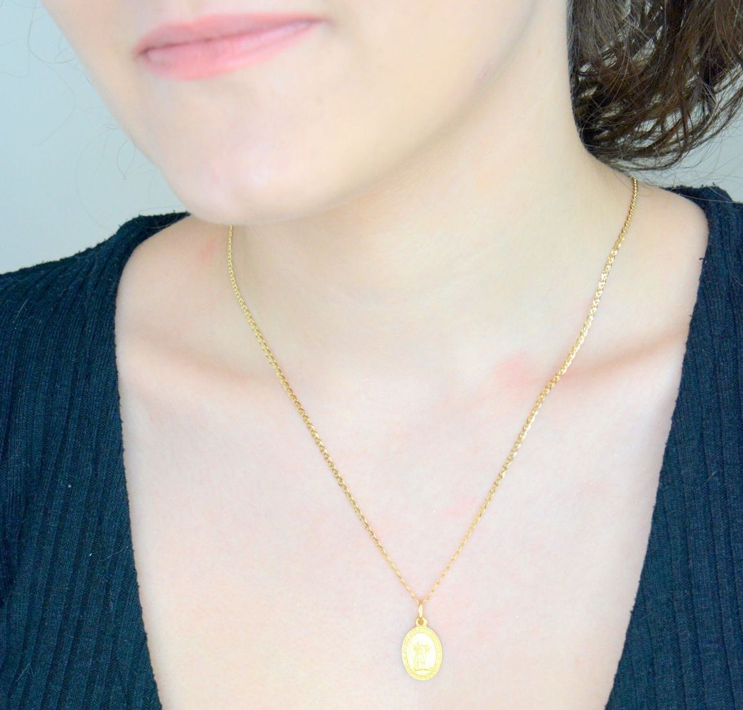 Zawieszka złota medalik Matka Boża Licheńska, pr 585 DIA-ZAW-0520-585. Medalik Bolesna Królowa Polski. Złoty medalik z Matką Boską. Medalik na chrzest czy 1.jpg