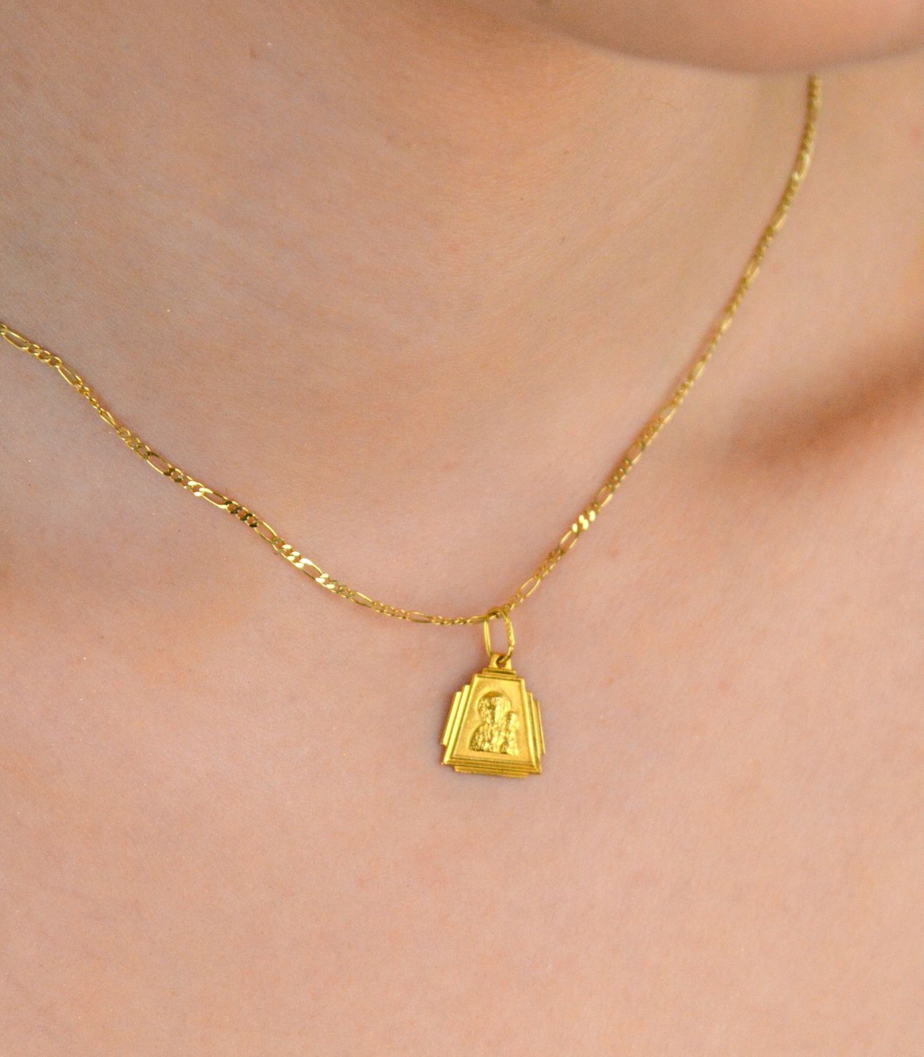 Zawieszka złota medalik Matka Boska Częstochowska pr 585, DIA-ZAW-0528-585 Złoty wisiorek medalik, wykonany z żółtego złota. Biżuteria sakralna. Wisiorek wykonany z największą starannością1.jpg