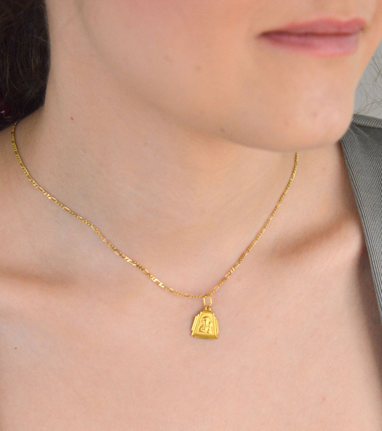 Zawieszka złota medalik Matka Boska Częstochowska pr 585, DIA-ZAW-0528-585 Złoty wisiorek medalik, wykonany z żółtego złota. Biżuteria sakralna. Wisiorek wykonany z największą starannością1.jpg