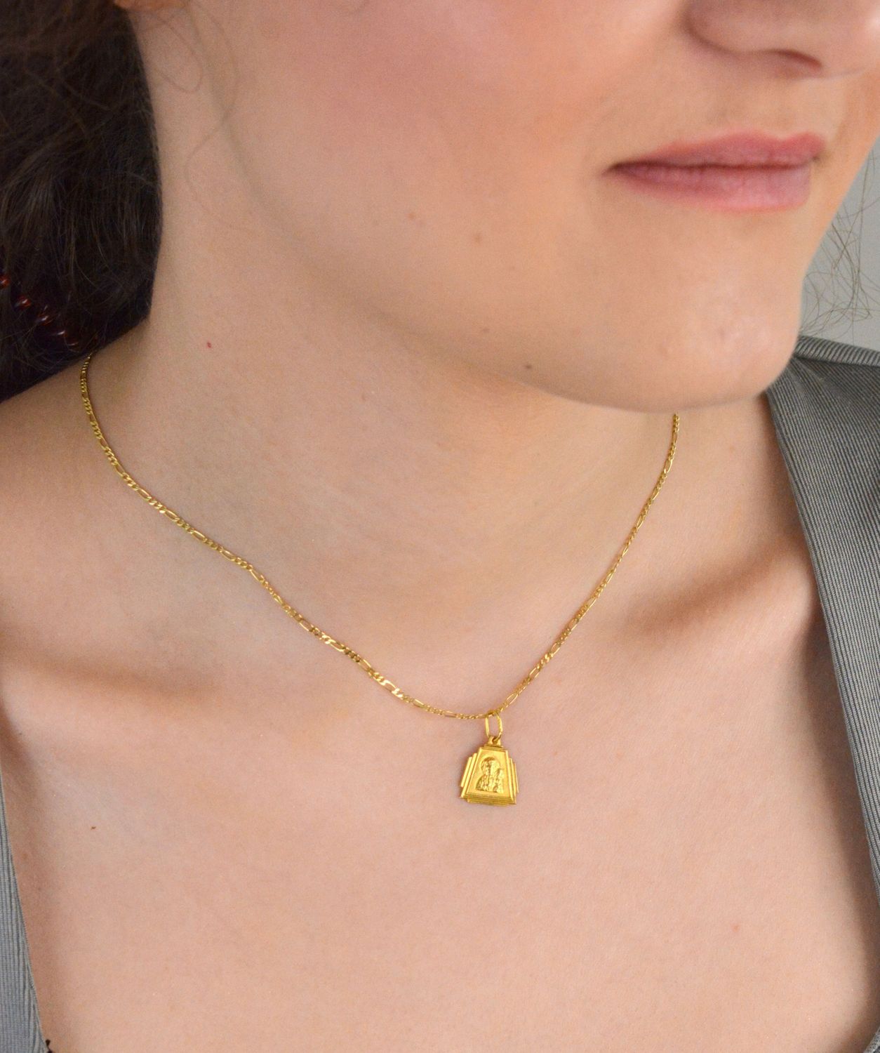 Zawieszka złota medalik Matka Boska Częstochowska pr 585, DIA-ZAW-0528-585 Złoty wisiorek medalik, wykonany z żółtego złota. Biżuteria sakralna. Wisiorek wykonany z największą starannością1.jpg