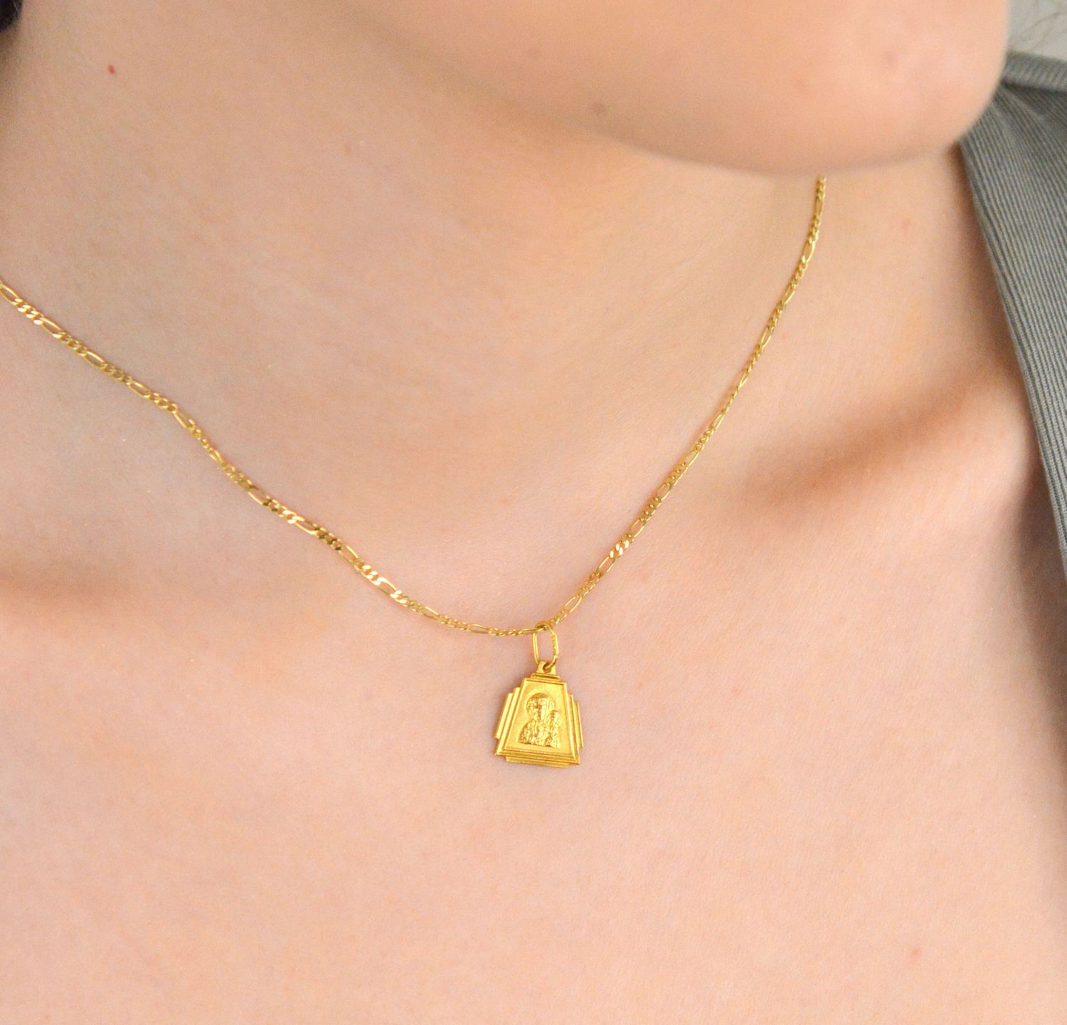 Zawieszka złota medalik Matka Boska Częstochowska pr 585, DIA-ZAW-0528-585 Złoty wisiorek medalik, wykonany z żółtego złota. Biżuteria sakralna. Wisiorek wykonany z największą starannością1.jpg