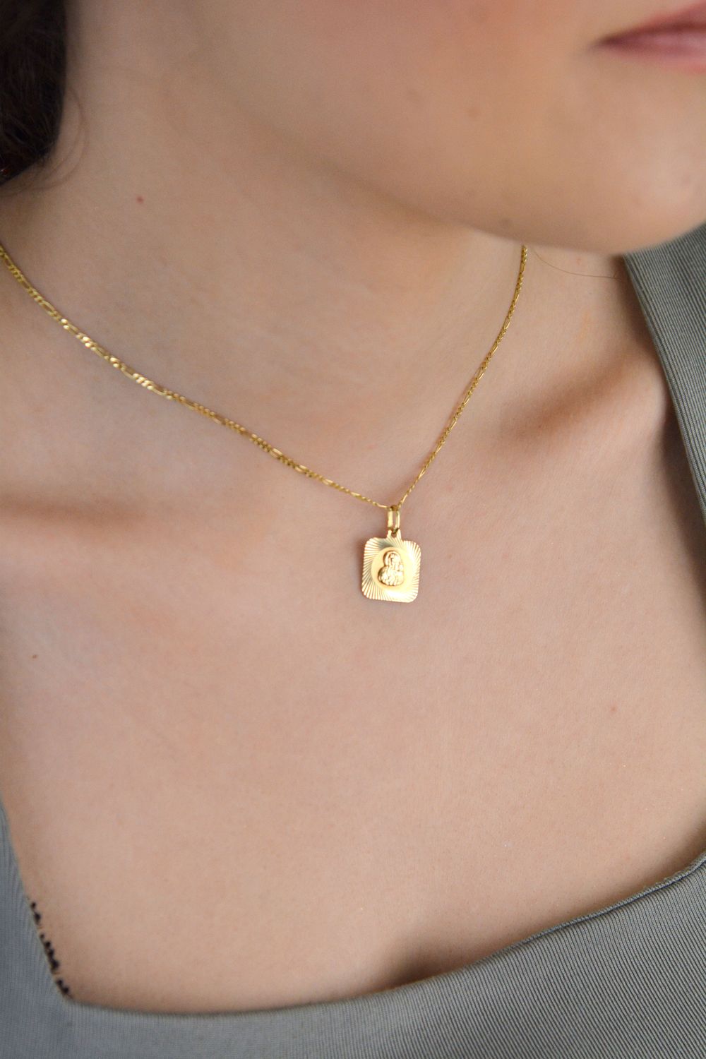 Zawieszka złota medalik Matka Boska z dzieciątkiem pr 585, DIA-ZAW-0529-585 Złoty wisiorek medalik, wykonany z żółtego złota. Biżuteria sakralna. Wisiorek wykonany z największą1.jpg