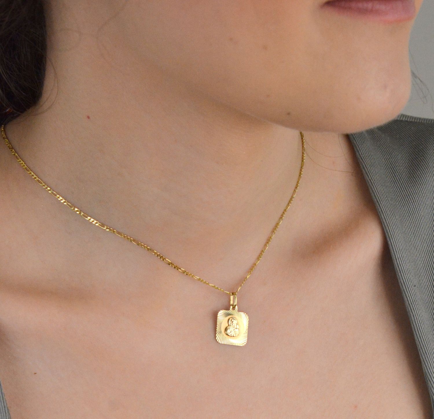 Zawieszka złota medalik Matka Boska z dzieciątkiem pr 585, DIA-ZAW-0529-585 Złoty wisiorek medalik, wykonany z żółtego złota. Biżuteria sakralna. Wisiorek wykonany z największą1.jpg