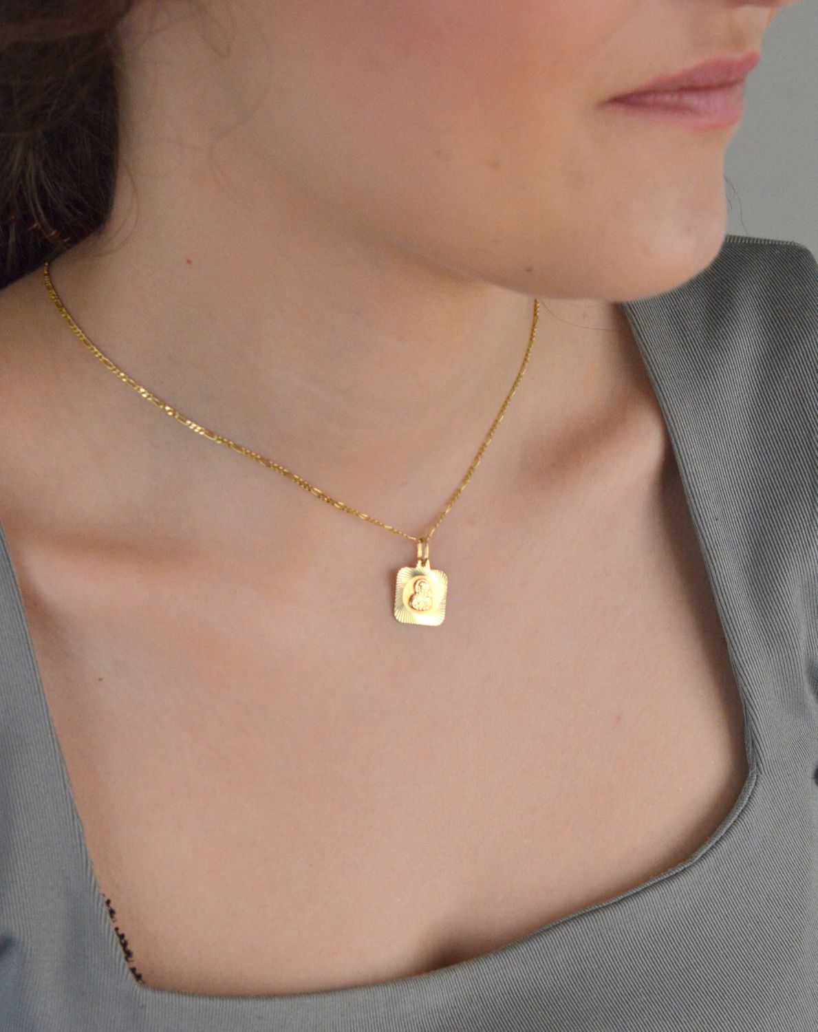 Zawieszka złota medalik Matka Boska z dzieciątkiem pr 585, DIA-ZAW-0529-585 Złoty wisiorek medalik, wykonany z żółtego złota. Biżuteria sakralna. Wisiorek wykonany z największą1.jpg