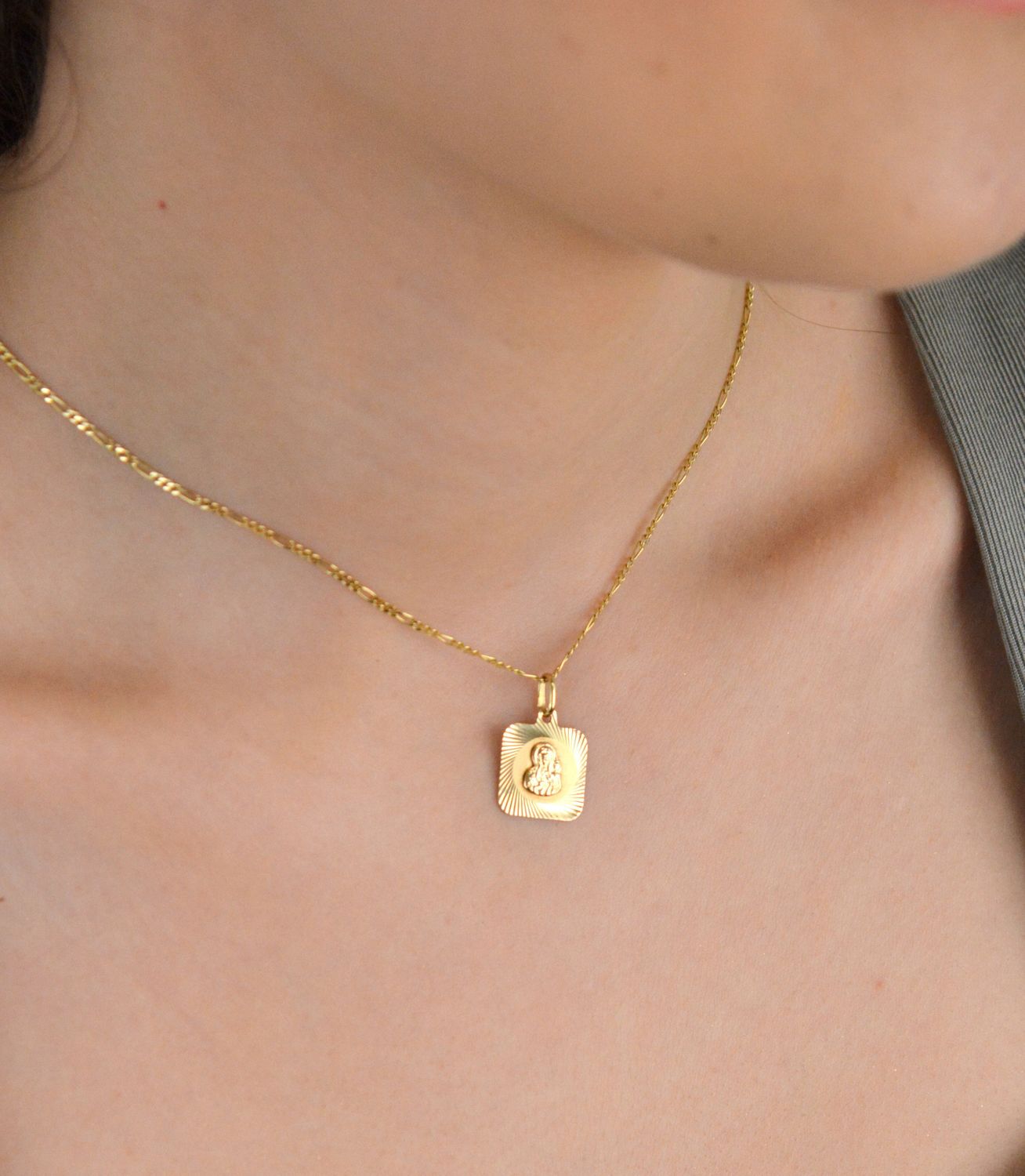 Zawieszka złota medalik Matka Boska z dzieciątkiem pr 585, DIA-ZAW-0529-585 Złoty wisiorek medalik, wykonany z żółtego złota. Biżuteria sakralna. Wisiorek wykonany z największą1.jpg