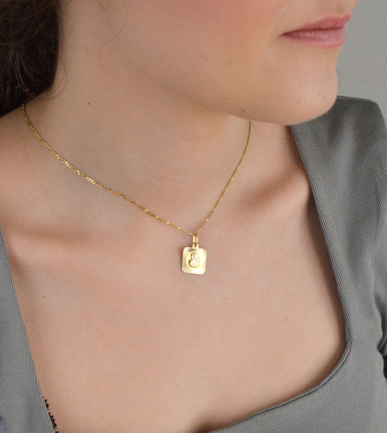 Zawieszka złota medalik Matka Boska z dzieciątkiem pr 585, DIA-ZAW-0529-585 Złoty wisiorek medalik, wykonany z żółtego złota. Biżuteria sakralna. Wisiorek wykonany z największą1.jpg